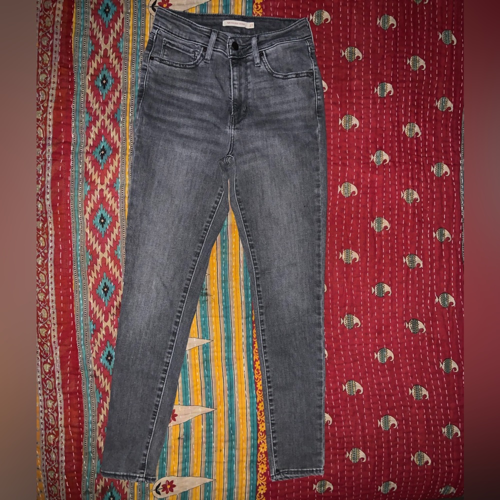 Levi’s black high rise 721 style jeans